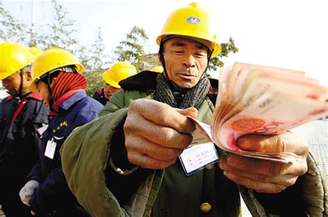 青岛劳务市场 月薪6000 年轻人是“香饽饽” 父辈人偏爱工资日结