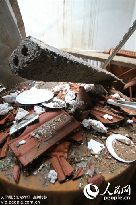 山东一酒店遭“飞”来铁板袭击 房屋砸穿轿车被毁【6】--图片频道--人民网