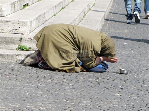 无家可归的十几岁男孩街上乞讨高清图片下载-正版图片300842891-摄图网