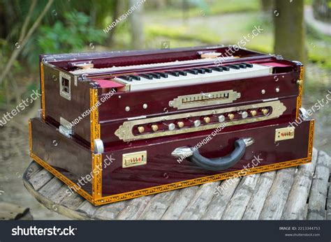 4 Line 13 Scale Changer Harmonium Stock Photo 2213344753 | Shutterstock