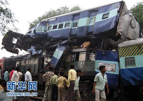印度列车相撞事故死亡人数升至22人(组图)_新闻中心_新浪网