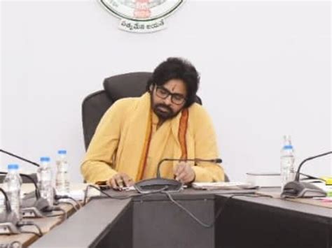 Pawan Kalyan: పేరు మార్చుకున్న పవన్ కళ్యాణ్... ఇండస్ట్రీని షేక్ ...
