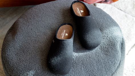 Jon Men's Black Slippers - Natural Bed Company