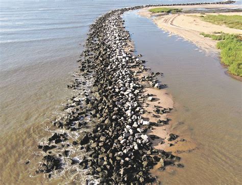 Breakwaters aim to halt ongoing erosion at coastal refuge | ASCE