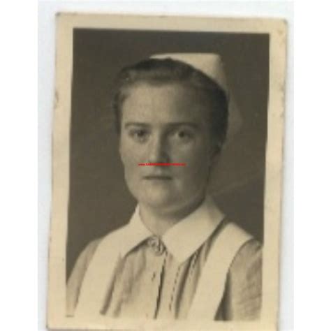 Schwester der NS - Frauenschaft mit Brosche "Freie Schwesternsch ...