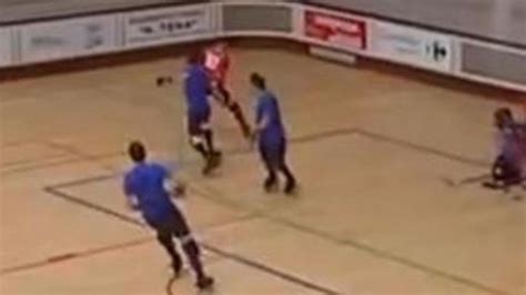 Brutal agresión con el stick en un partido de hockey patines