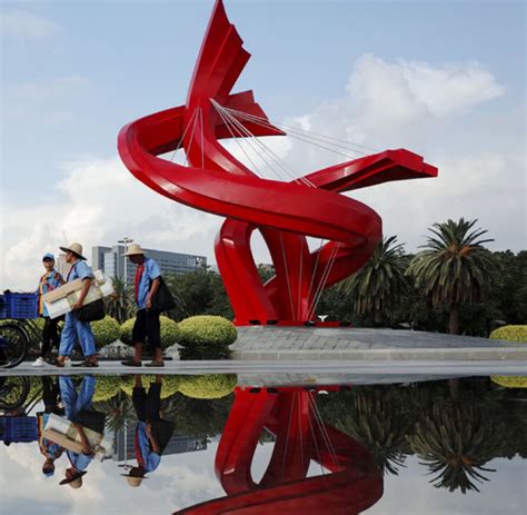 苏州.利物浦广场玻璃钢雕塑安装-南京熔点雕塑设计制作有限公司