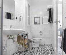 decorazioni per piastrelle bagno foto bagno con piastrelle bianche e pavimento decorato di decorazioni per piastrelle bagno foto bagno con piastrelle bianche e pavimento decorato di