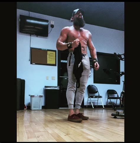 Early start to grey sweatpants season : r/Beardsandboners