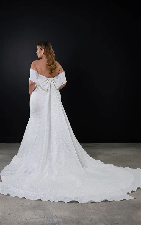 Graceful Plus-Size Fit-and-Flare Bridal Gown with Removable Bow
