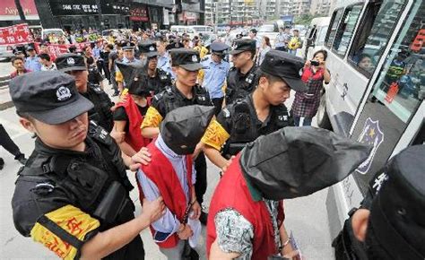 贵州警察押嫌犯“现场指认” 被指似游街示众(图)-搜狐新闻