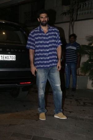 Netizens laud CKay for greeting paparazzi with namaste at Jackky ...