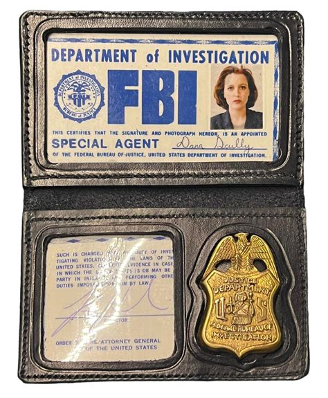 The X-Files (1993-) - Fox Mulder's (David Duchovny) and Dana Scully's ...