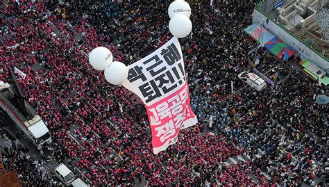 韩国爆发十六年来最大规模游行示威 要求朴槿惠下台|界面新闻 · 天下