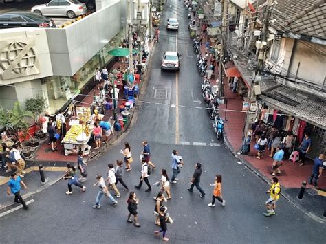 People Walking Top View 的图像结果