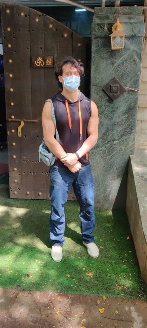 Tiger Shroff's Low-Waisted & Baggy Jeans Is A Bizarre Trend That Oddly ...