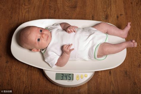 40多天的婴儿频繁吃奶不睡觉（6周宝宝频繁吃奶）-幼儿百科-魔术铺