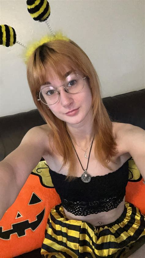 HalloweenCostume🐝StrawberryKnoxville🍓LiveTamagotchi👾 : r/onlyfans_blessed