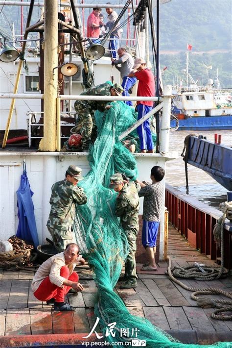 浙江舟山3000渔船开赴东海捕鱼 边防渔政维持秩序