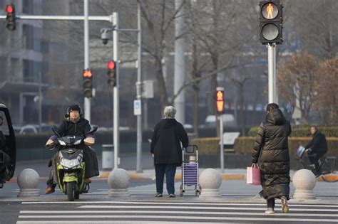 北京多处人行道绿灯时间短 老人过马路一路小跑|闯红灯_新浪新闻