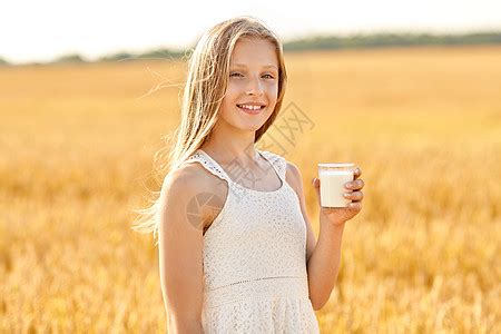 饮酒背景-饮酒摄影图片-自然,健康的饮食机的微笑的轻女孩着杯牛奶谷物田夏天快乐的女孩谷物地里喝杯牛奶图片-摄图网