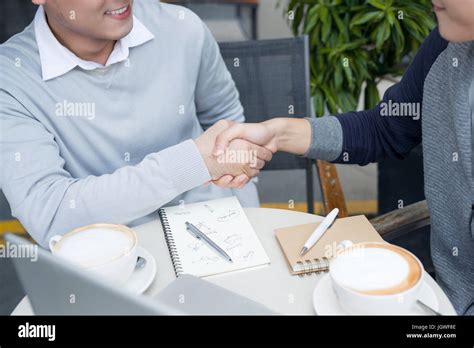 Businessman Shaking Hands 的图像结果
