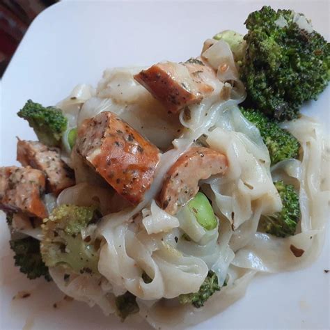 Low calorie noodles, chicken sausage, kale white cheddar pesto, and ...