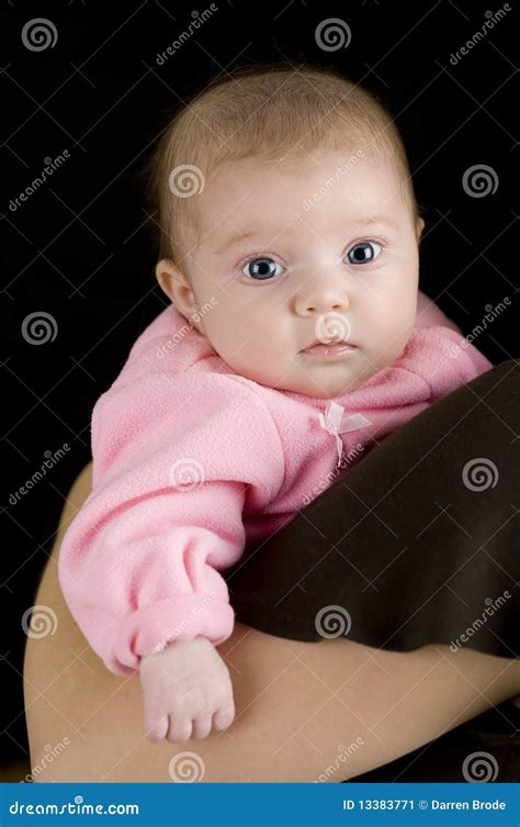 新出生婴孩逗人喜爱的女孩 库存图片. 图片 包括有 表面, 眼睛, 婴孩, 新出生, 粉红色, 蓝色, 酒精 - 13383771
