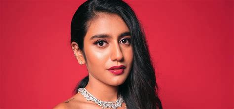 सुपर हॉट लुक में बोल्ड पोज देती नजर आई प्रिया प्रकाश वारियर, 'आंख मारने ...