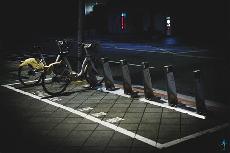 深夜的U-Bike | Canon EOS R5 + RF 50mm F1.8 STM | 迷惘的人生 | Flickr