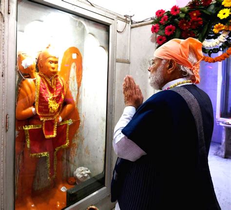 PM Modi offers prayers to the idol of Lord Hanuman