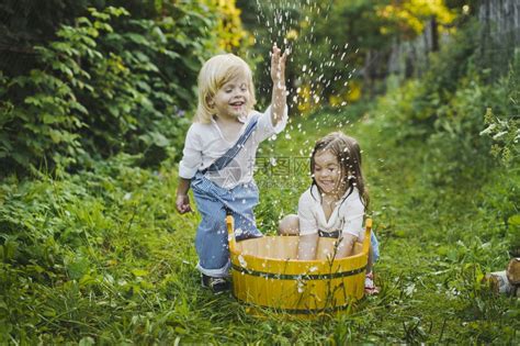儿童在花园里玩水儿童在4756盆地里泼水高清图片下载-正版图片307147251-摄图网