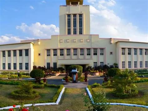 Who is IDFC First Bank CEO V Vaidyanathan, known for gifting IDFC ...