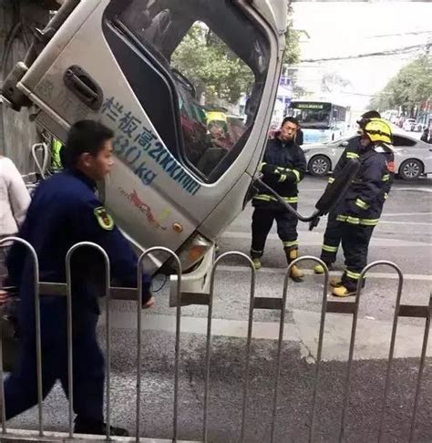 一小货车突然起火，美女公交司机抱起灭火器就往上冲！_搜狐汽车_搜狐网
