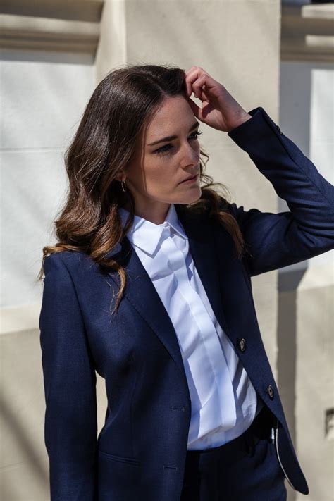 2 WAYS TO WEAR A NAVY SUIT - Inspiring Wit