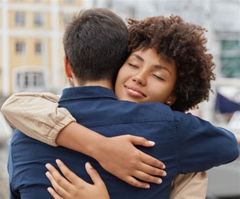 Happy Hug Day 2021: इन संदेशों, फोटोज़ और स्टेट्स के जरिए दें अपने लव ...