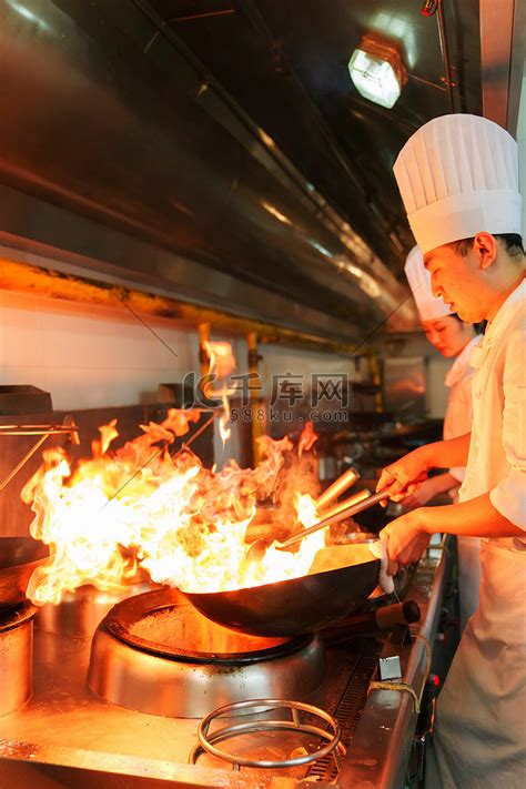 后厨内的专业厨师团队烹饪美味佳肴高清摄影大图-千库网
