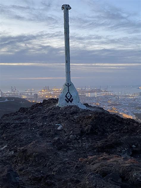 What does this symbol mean? It’s standing on a white pole what usted to ...