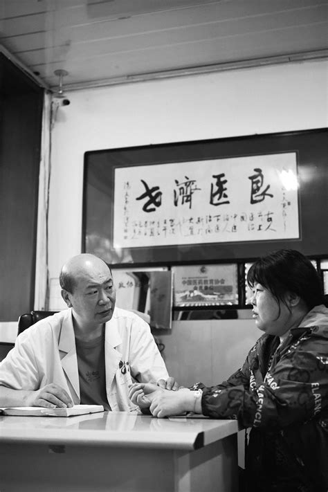 中国人到老挝医院吊水，意外享受美女护士陪聊。聊聊老挝医院诊所药店 - YouTube