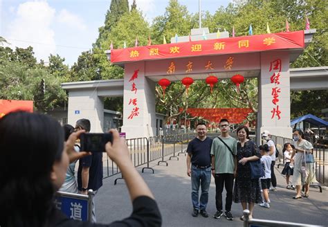 北大楼挂上了“新名牌”，南大本科新生全部入住鼓楼校区|南大|南京大学|本科新生_新浪新闻