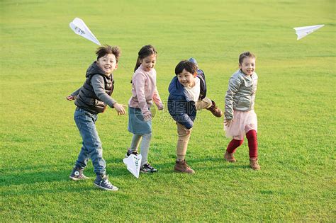 草地上玩纸飞机的孩子们高清图片下载-正版图片501125706-摄图网
