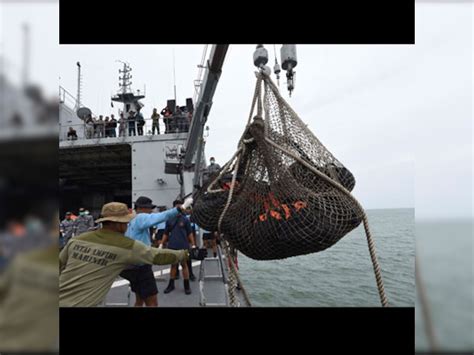 AirAsia Flight QZ8501: Bad weather hampers efforts to locate black box ...