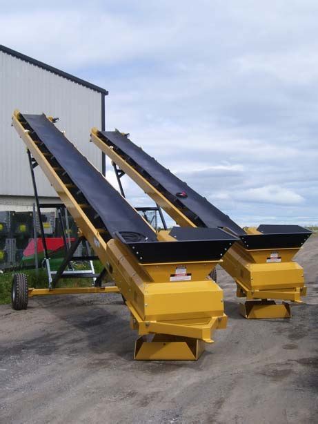 Mobile Screening Plant. Tracked Screen. Conveyor.