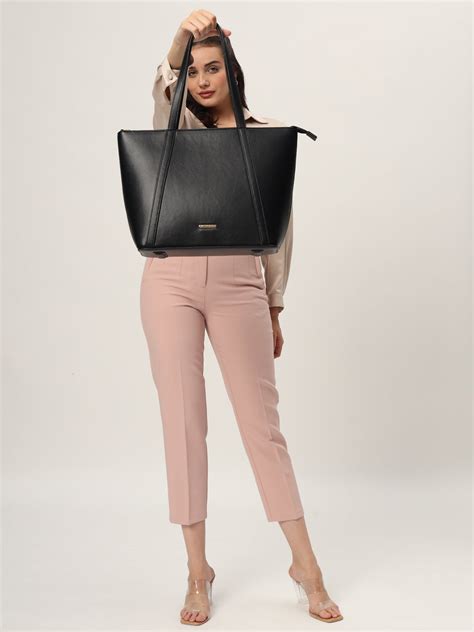Elegant Aza Tote in Black | The Gusto