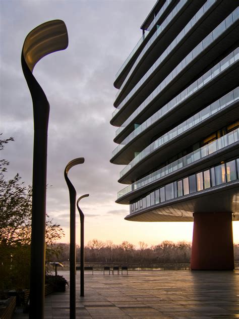 Futuristic Office Building 的图像结果