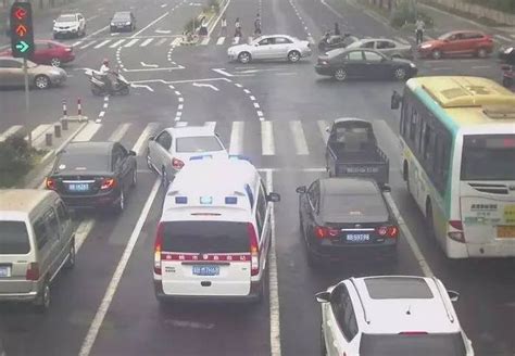 北京一出租车阻碍救护车通行被警方行政拘留5日-避让救护车闯红灯怎么处理 - 见闻坊