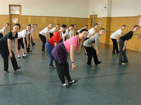 藏族舞蹈专家来舞蹈学院讲习