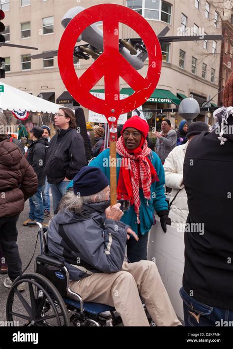 Politician Doing Peace Sign 的图像结果