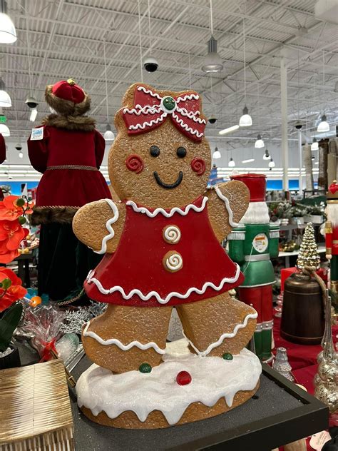 Pin by Tiffany Bamert on Holiday ideas | Gingerbread christmas decor ...