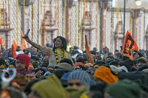राम दरबार में लगी भक्तों की भीड़, 8000 पुलिसकर्मी मंदिर में संभाल रहे ...